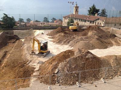 i lavori di scavo per la realizzazione delle due trincee nella parte meridionale del campo da calcio - foto: M. Agliardi